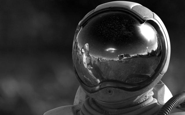 gray_space_suit_astronaut_helmet_reflection_hd-wallpaper-12720